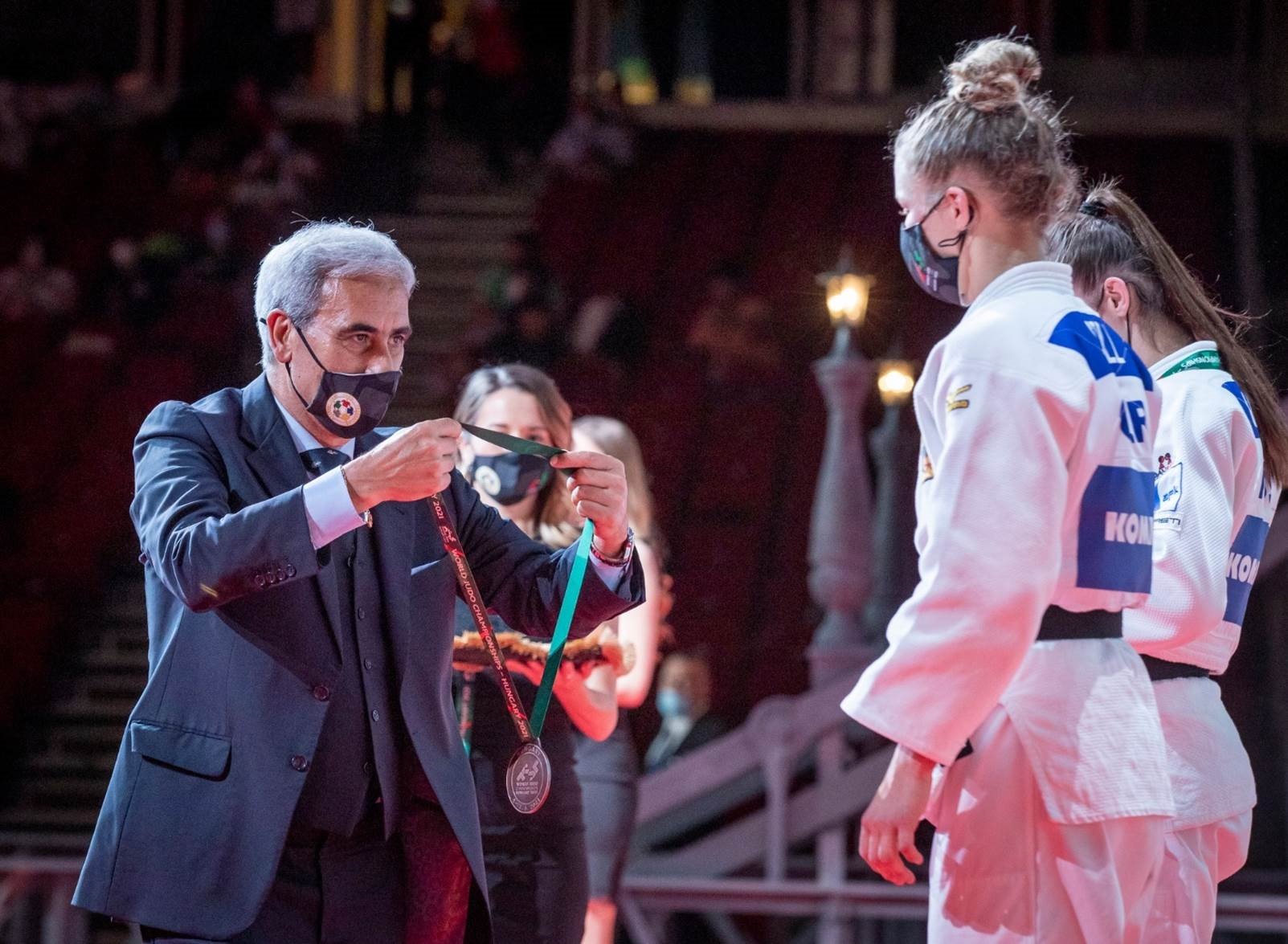 SportAccord President Raffaele Chiulli presents medals at IJF World